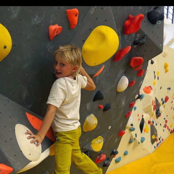 Kinder bouldern