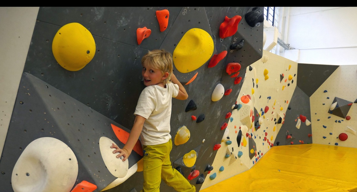 Kinder bouldern