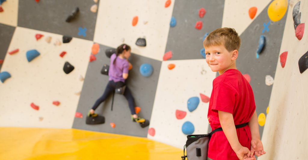 Kinder bouldern im Mandala